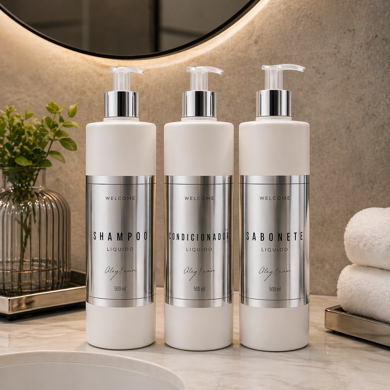 Kit 3 Dispensers WeGreen 500ml branco sobre bancada de mármore com espelho redondo